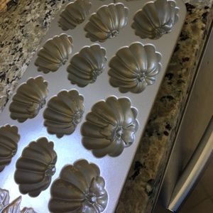 Williams Sonoma pumpkin shape cupcake/muffin pan