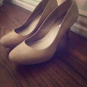 Nude pumps