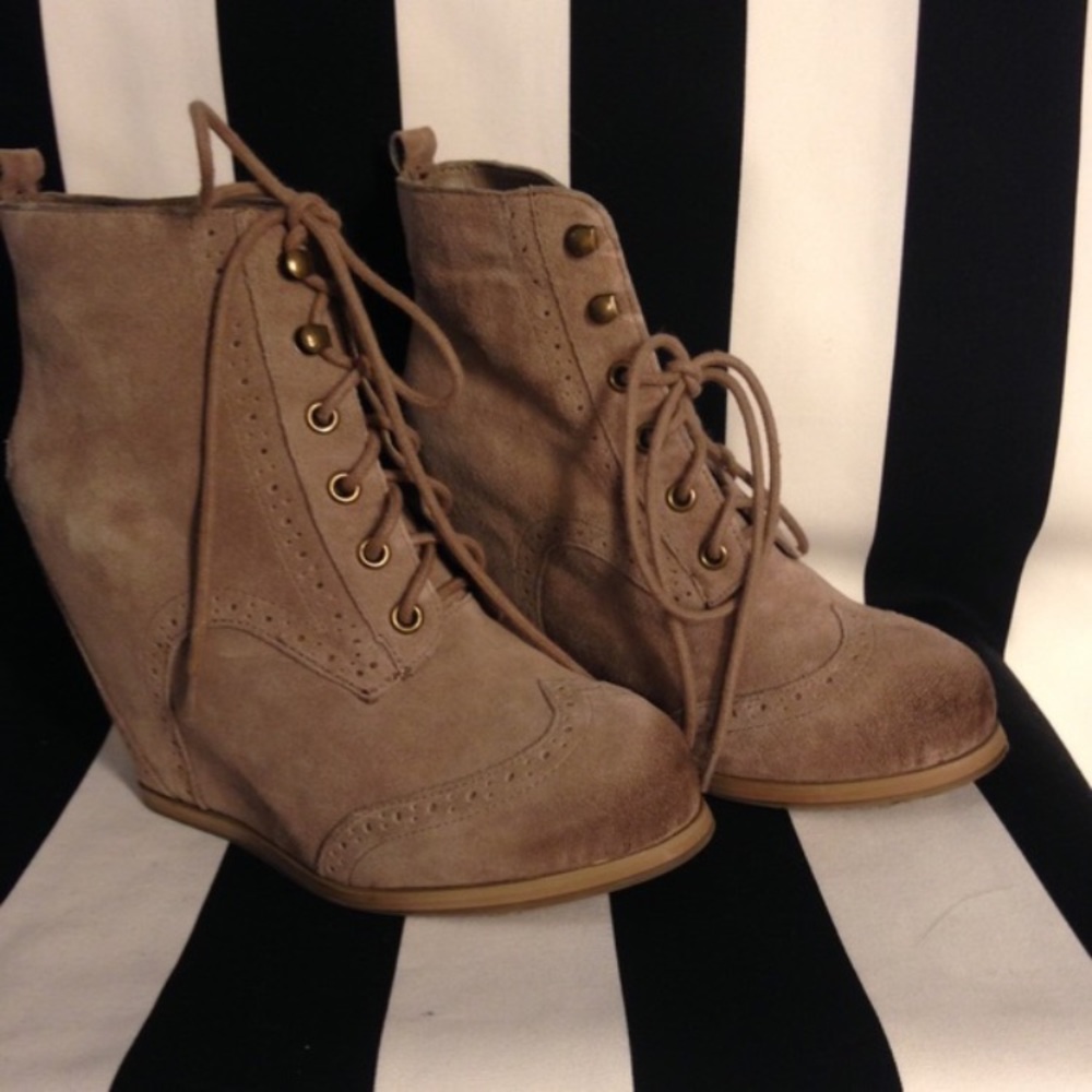 DV by Dolce Vita Peyton suede wedge booties