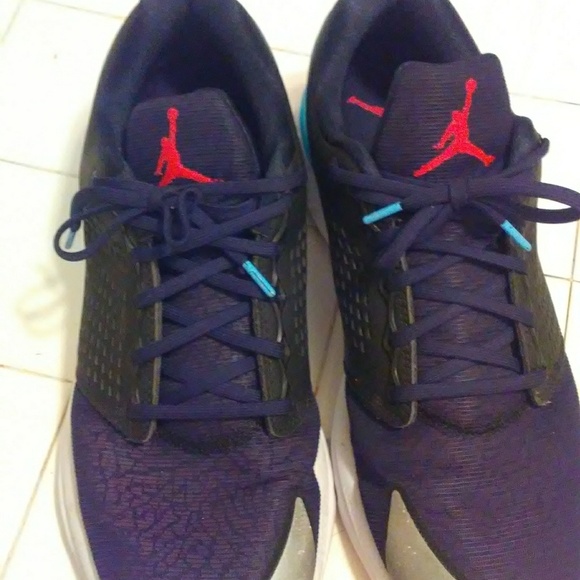💋 Sold💋Mens size 9.5 low top Jordan's - Picture 2 of 6