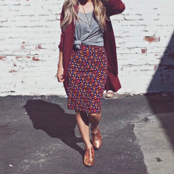 NWT LuLaRoe Cassie Pencil skirt Red floral Small - Picture 2 of 4