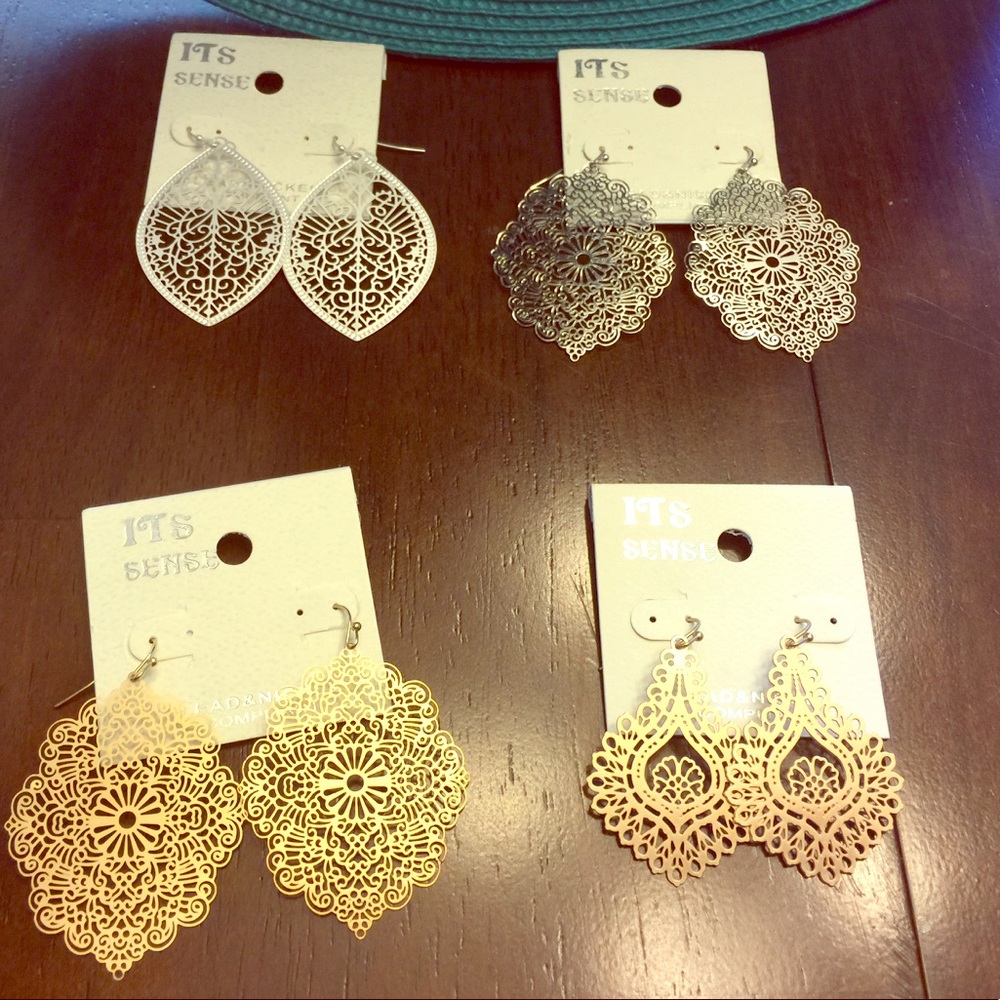 ⚜️4 for $5.00 earrings ⚜️