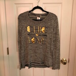 Grey Long-sleeve tee.