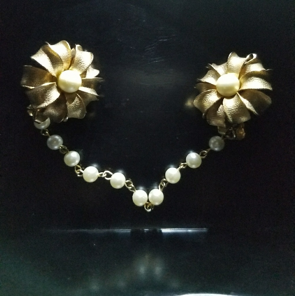 CLUTCH YOUR PEARLS