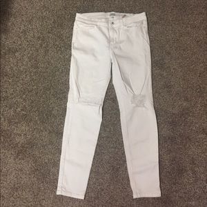 White wash skinny distressed/torn knee jeans