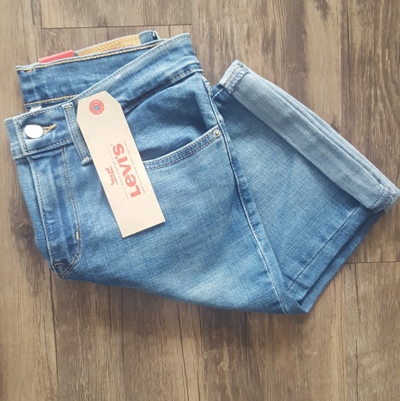 Levi's Pants - NWT LEVI'S BERMUDA SHORT - MULTIPLE SIZES