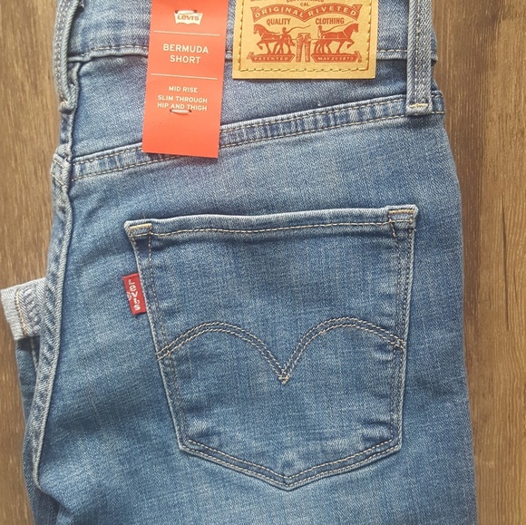 NWT LEVI'S BERMUDA SHORT - MULTIPLE SIZES - Picture 2 of 5