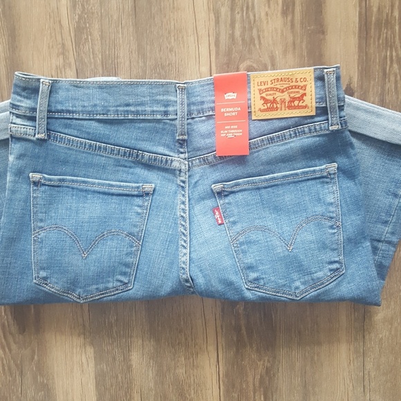 NWT LEVI'S BERMUDA SHORT - MULTIPLE SIZES - Picture 4 of 5