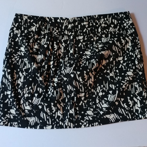 3/$15🦋Forever 21 Black & White Print Mini Skirt L - Picture 4 of 8