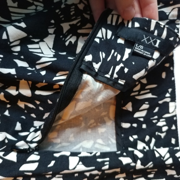 3/$15🦋Forever 21 Black & White Print Mini Skirt L - Picture 5 of 8