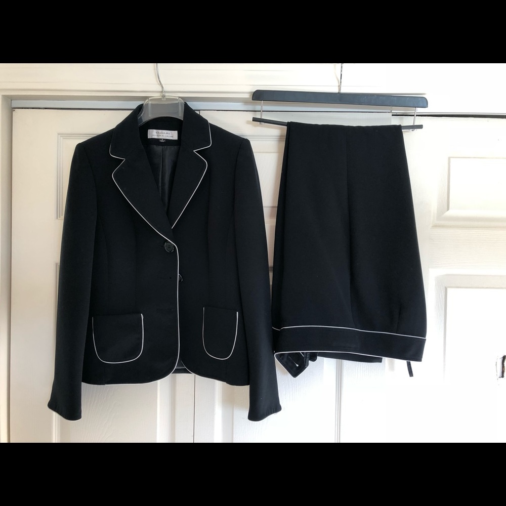 Size 6 navy Tahari pant suit with white trim.