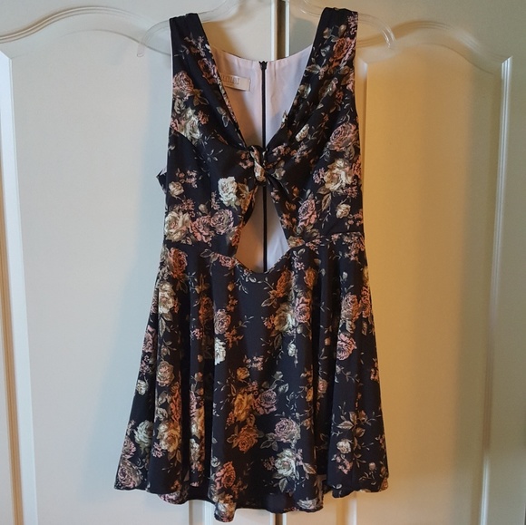 ❤Sold HOST PICK! Love Lucy Floral Boutique Dress - Picture 2 of 6