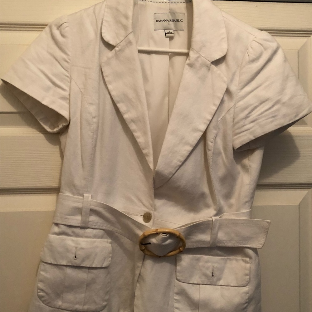 Size 6 Banana Republic white short sleeve blazer.