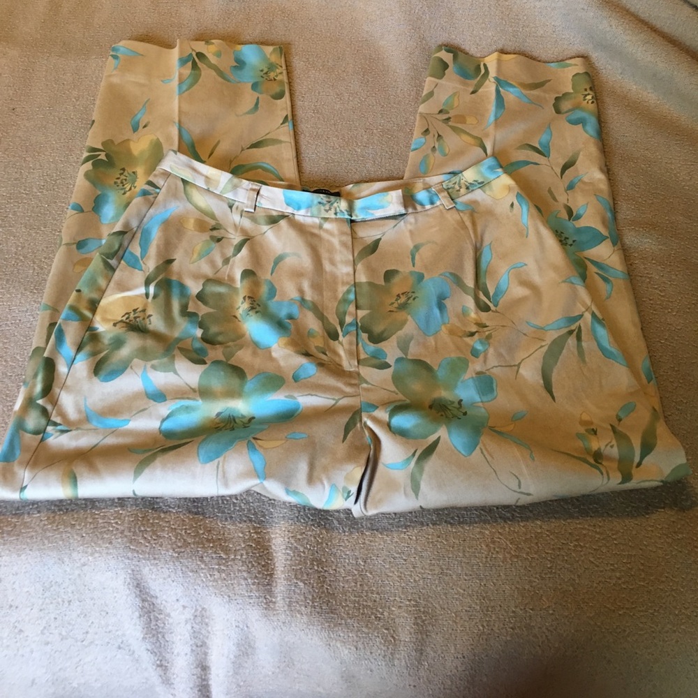 Izod stretch floral capris