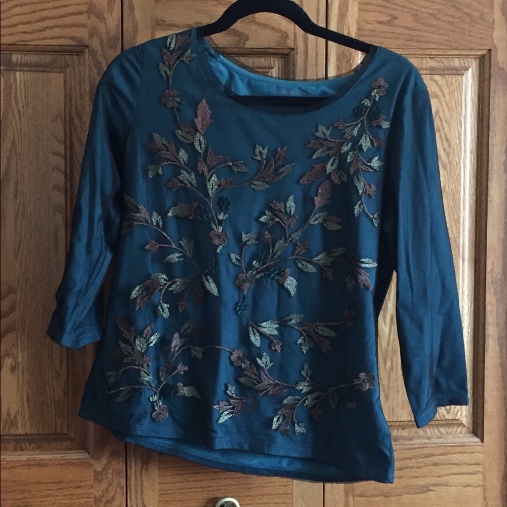 Top in green mesh embroidered front
