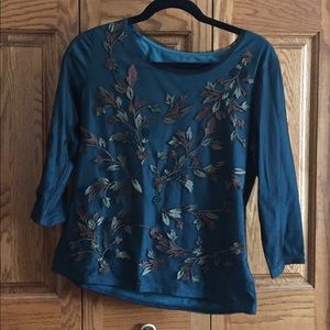 Top in green mesh embroidered front