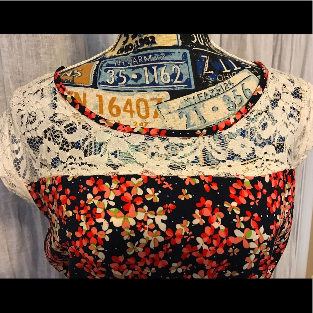 Lace top midi with flower details! 🌼🌺🌸💐