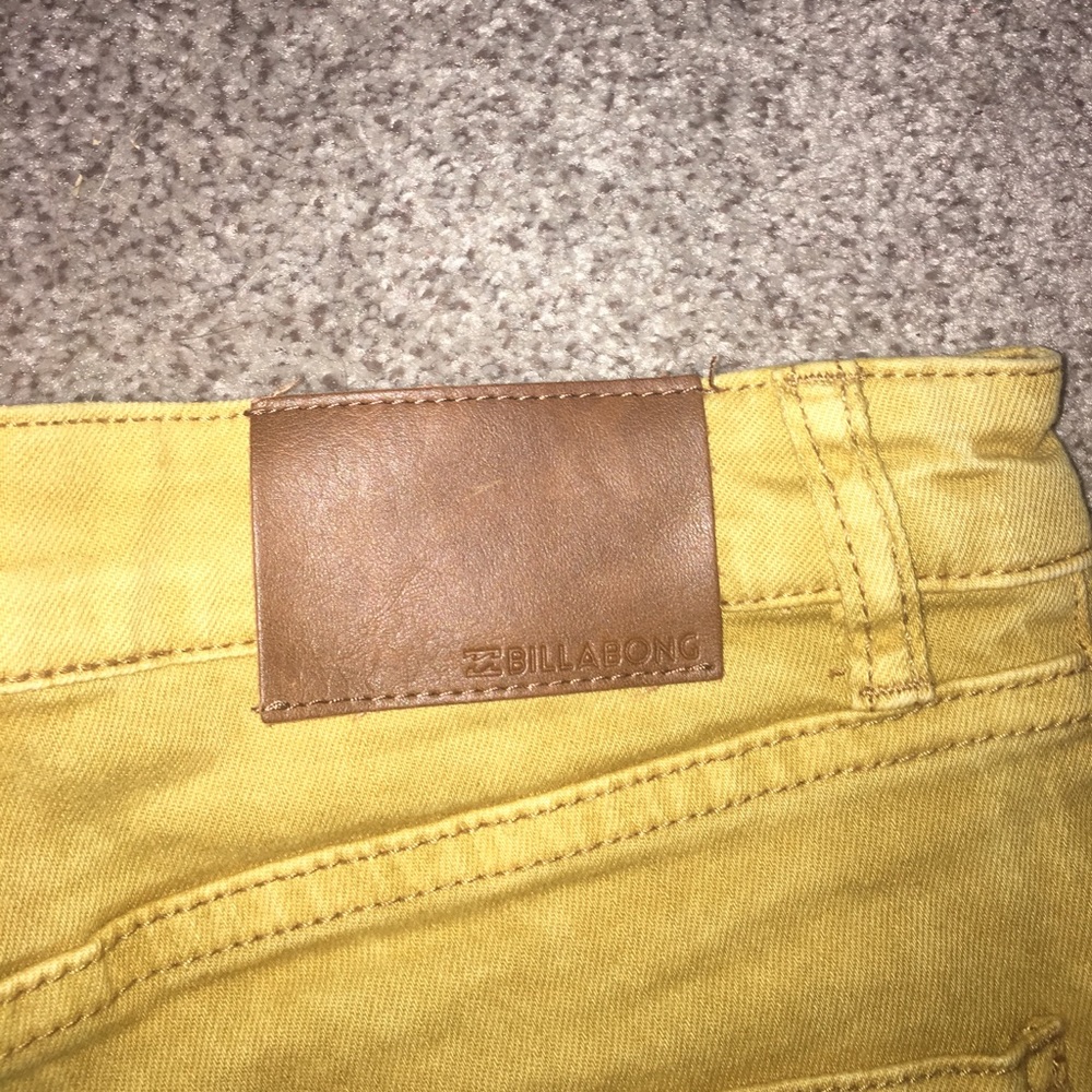 RVCA women’s Yellow Mellow shorts size 26