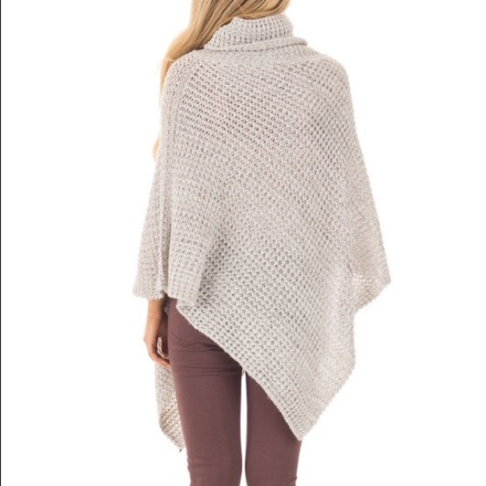 PRICE ⬇️🆑❗️LAST ONE❗️🎉HP🎉Grey Knit Poncho - Picture 4 of 5