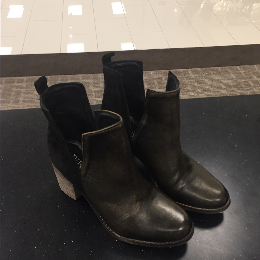 Flash sale today✨Slit leather Diba booties