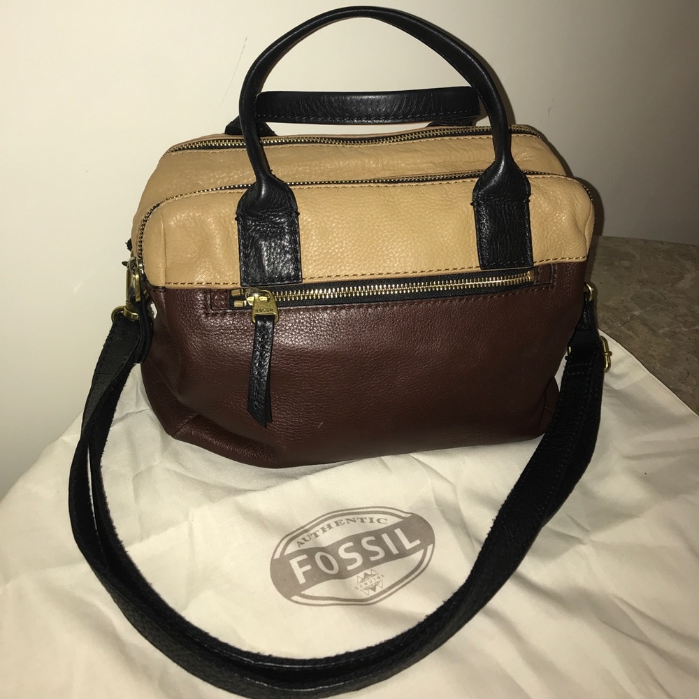 Selling this beautiful leather tote! Nice colors!!