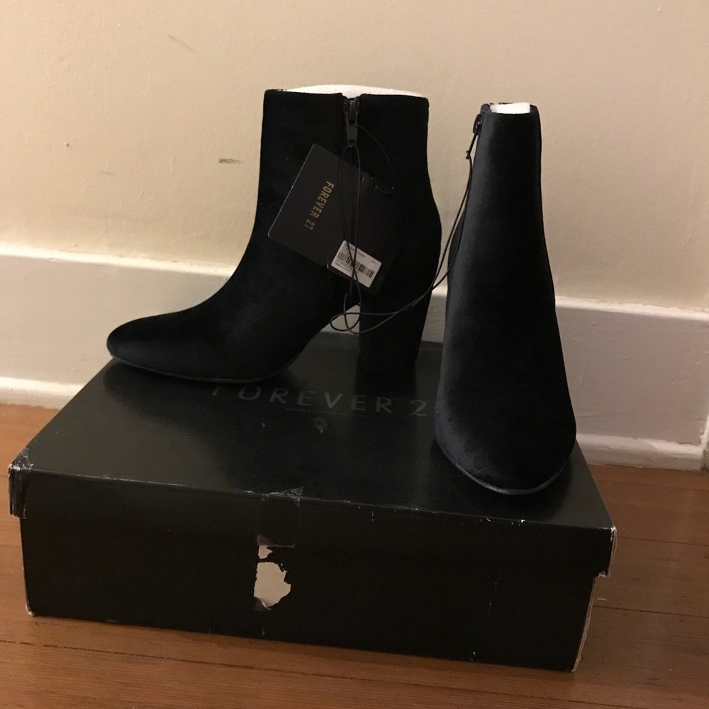 Black velvet booties with heel.