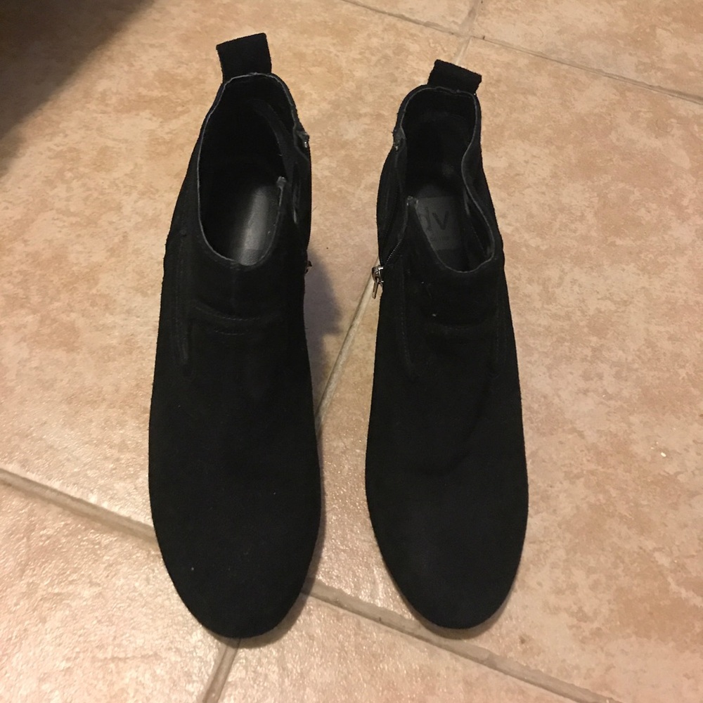 Black Dolce Vita booties!