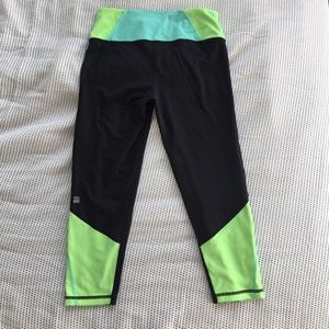 Victorias Secret VSX Sport Knockout Capri Leggings Victorias Secret VSX Sport Knockout Capri Leggings
