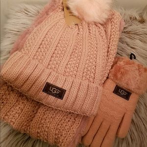 UGG set! Scarf, hat and gloves very puffy! AAA