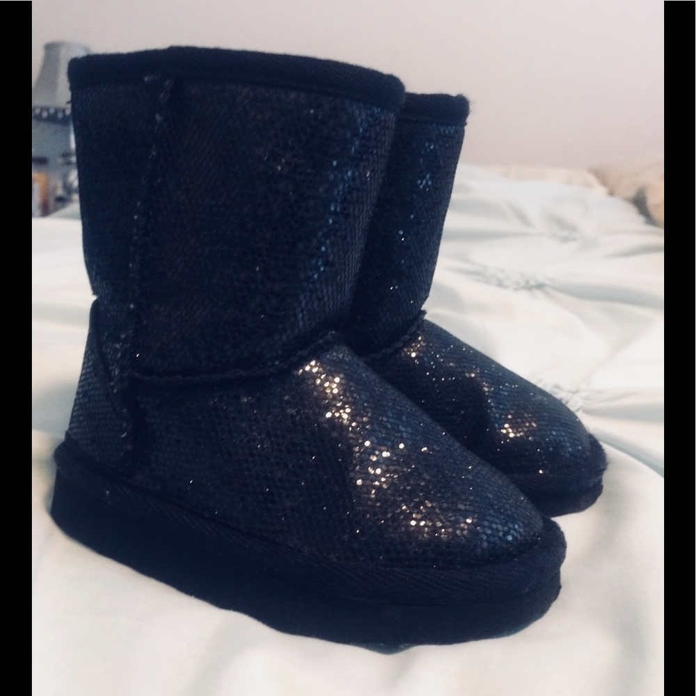 Toddlers size 5 Ugg like boots.