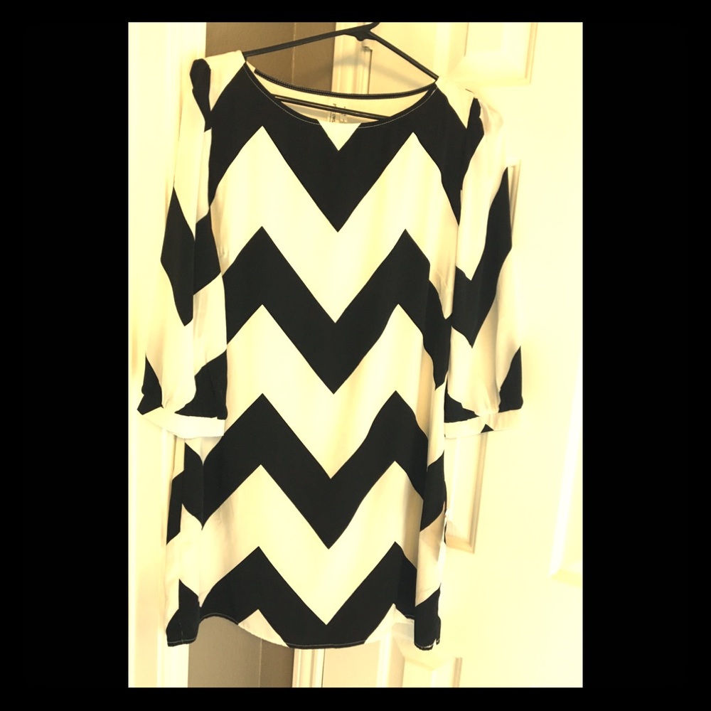 Size Large - Black & White Chevron mini dress!