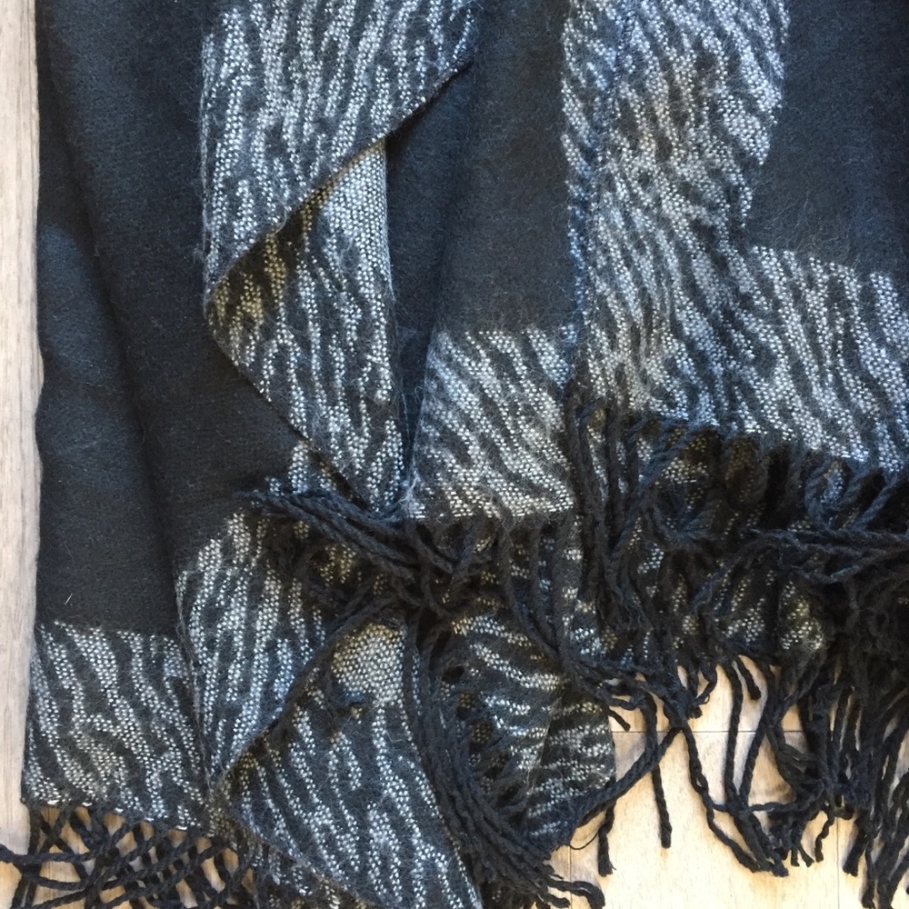 ✨Never Worn✨ Zebra Print Fringe Shawl - Picture 4 of 5