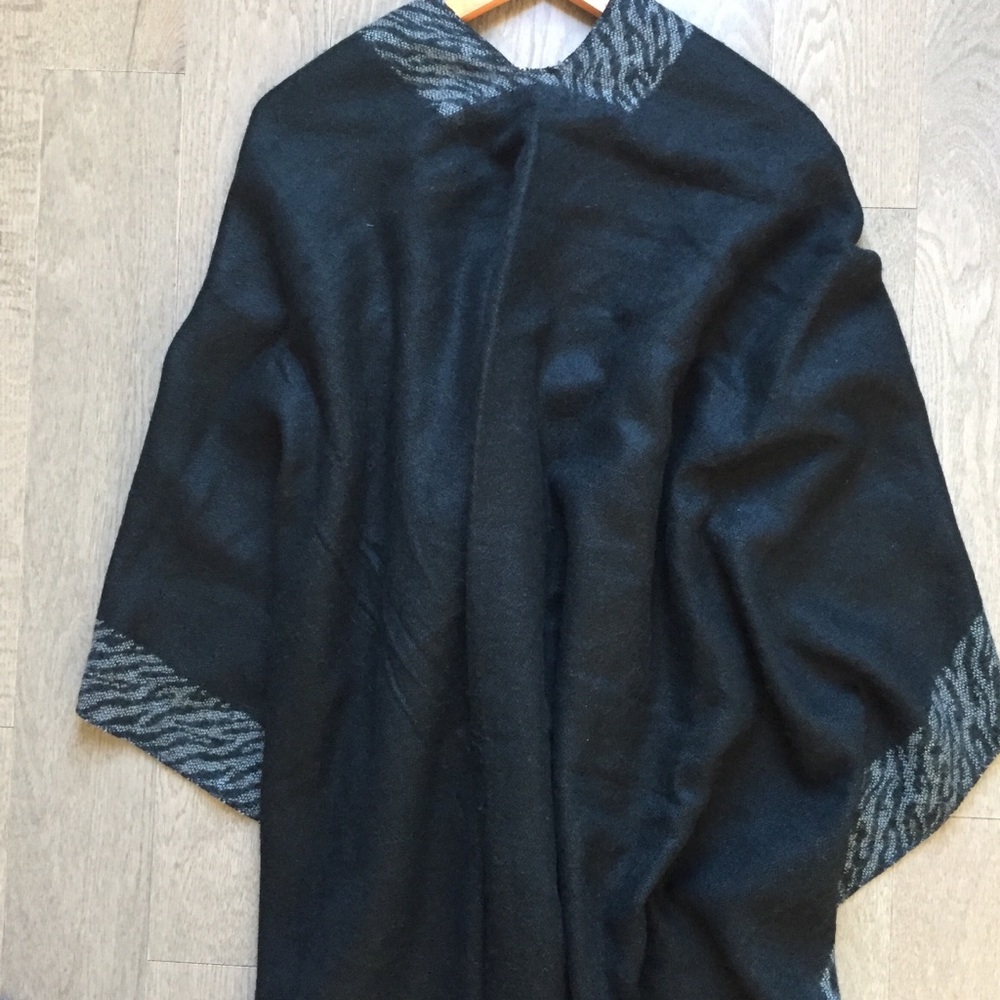 ✨Never Worn✨ Zebra Print Fringe Shawl - Picture 5 of 5