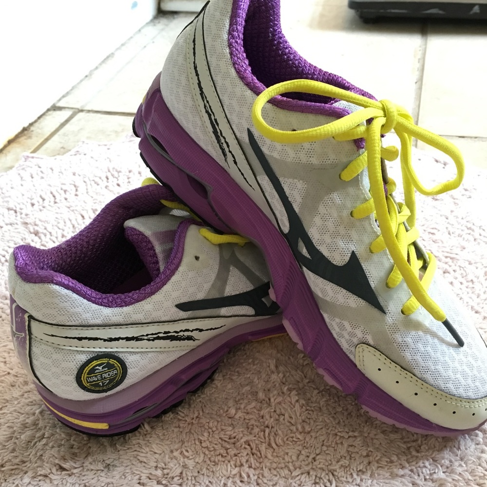 Mizuno Women's Wave Rider 17 Running Shoes