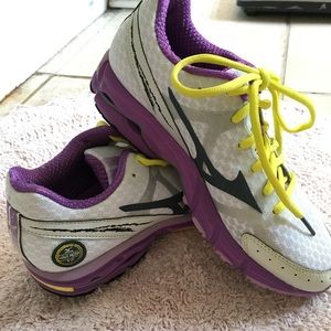 Mizuno Women's Wave Rider 17 Running Shoes