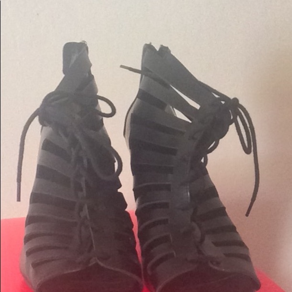 shoes - Picture 2 of 3