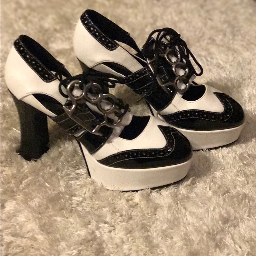 Brass knuckle wing tipped platform heels