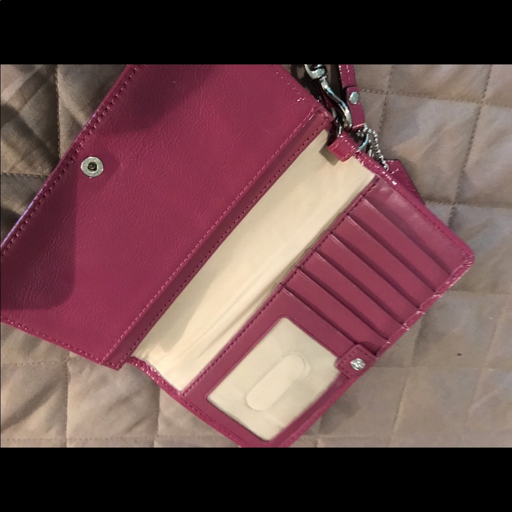 A nice pink coach wallet. In good used condition.