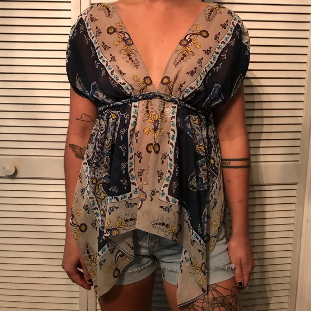 Guess flowy asymmetrical top