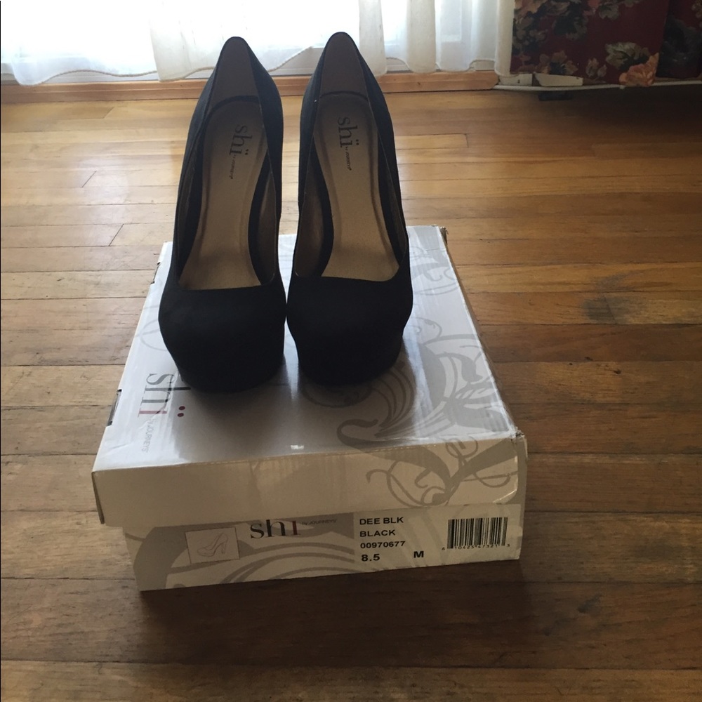 Shi by Journeys size 8.5 black swede heels