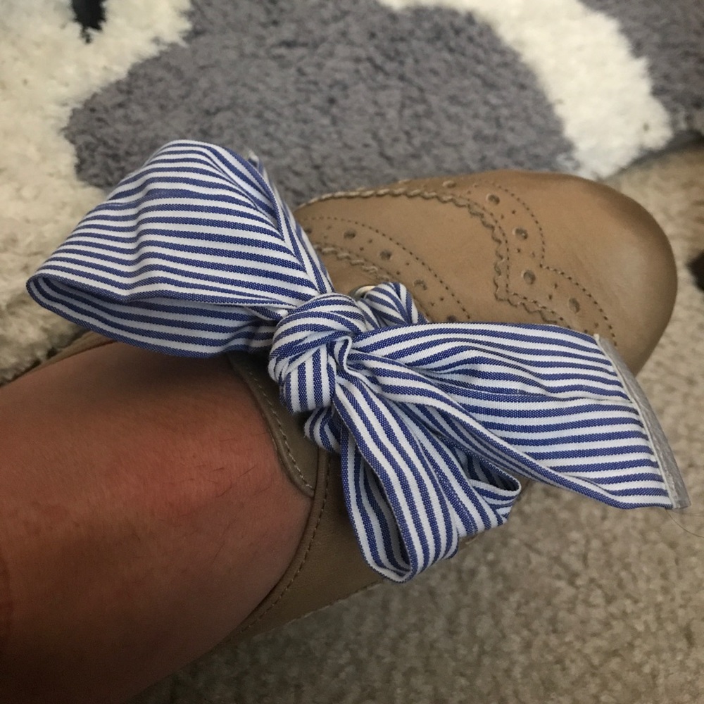Adorable tan leather bow flats size 8.5
