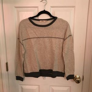 Long sleeve sweater.