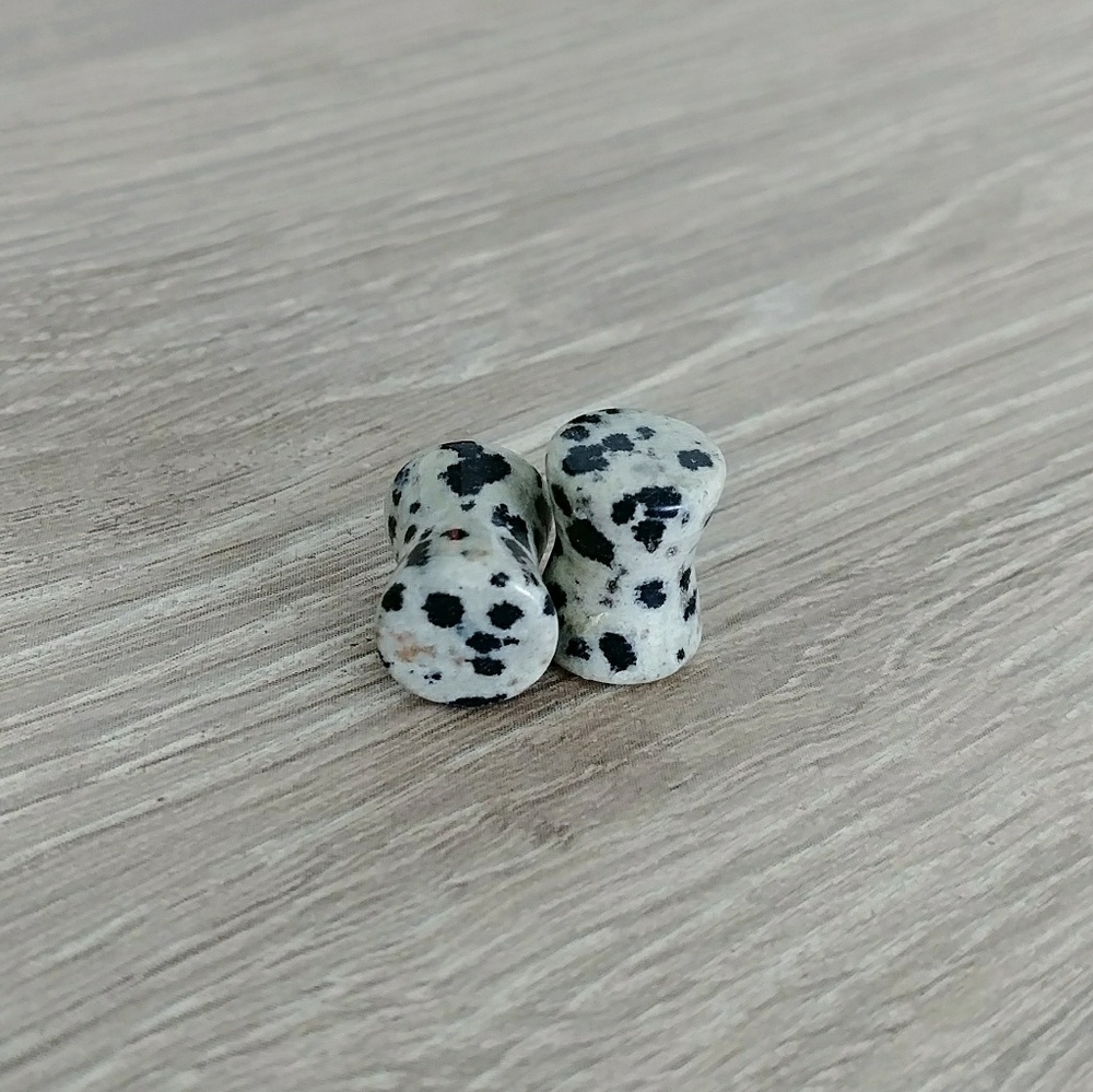 Sold - 0g/8mm Stone Plugs & Tunnels - Picture 2 of 4