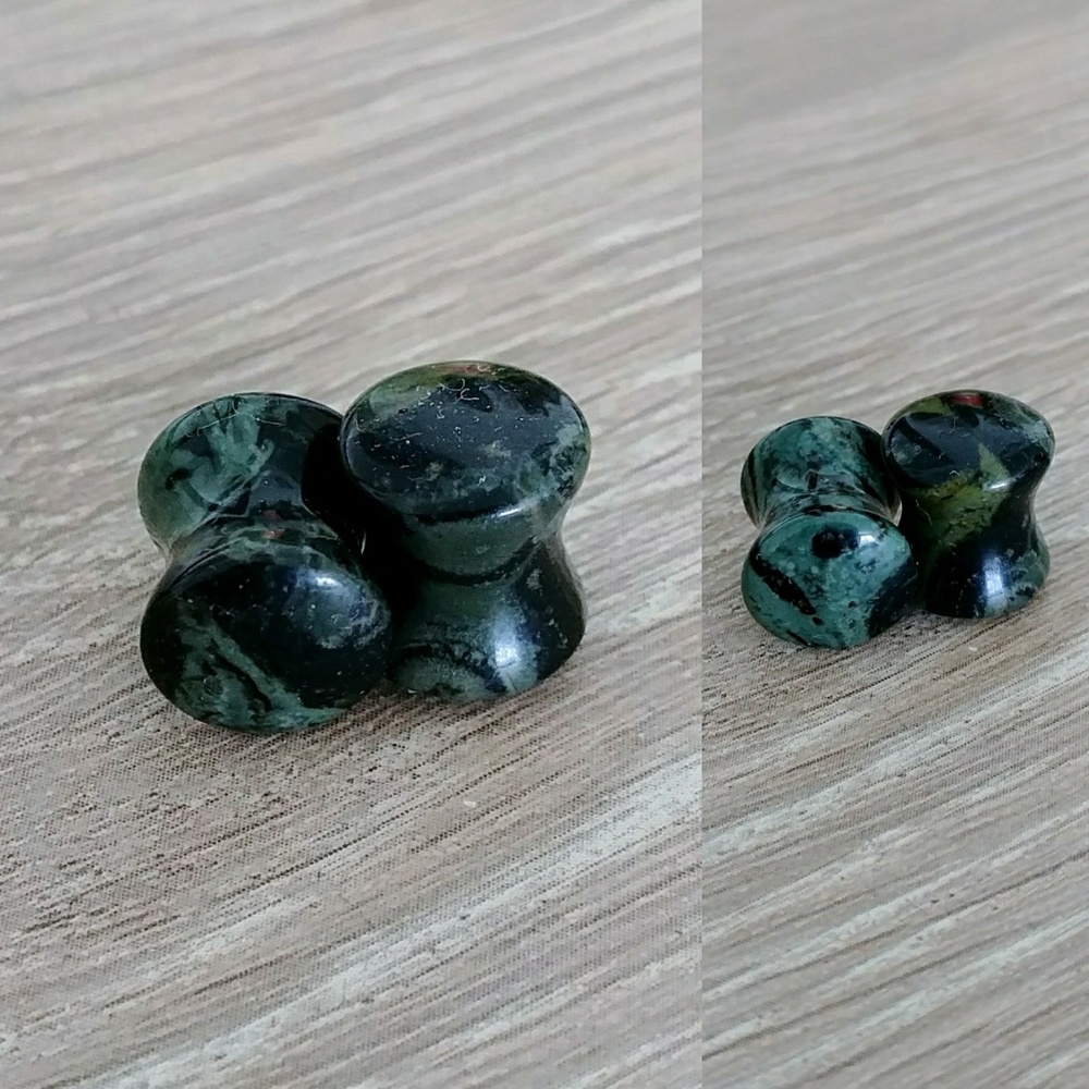 Sold - 0g/8mm Stone Plugs & Tunnels - Picture 3 of 4