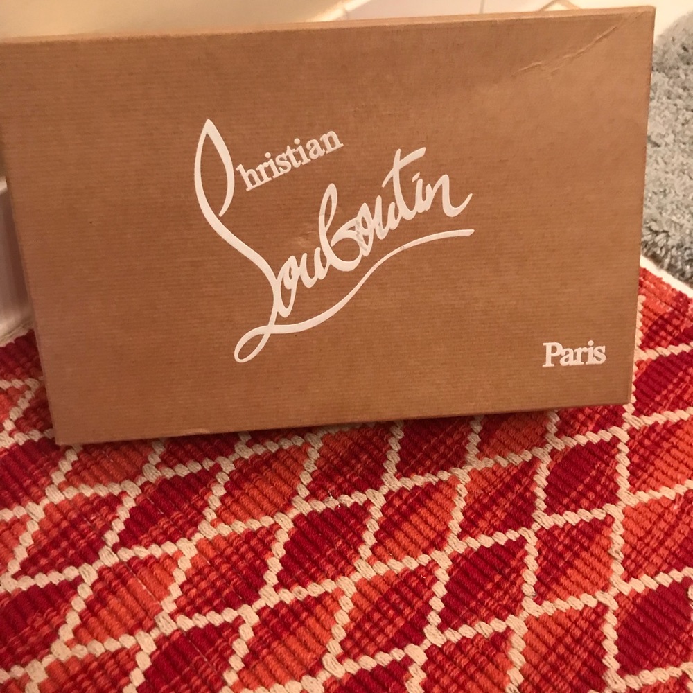Authentic Christian Louboutin like new black pumps