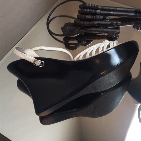 Guess wedge heels size 6 White Black Strappy - Picture 5 of 7