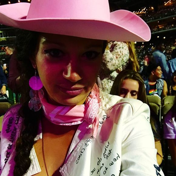 Meet your Posher, Stefanie - Picture 2 of 2