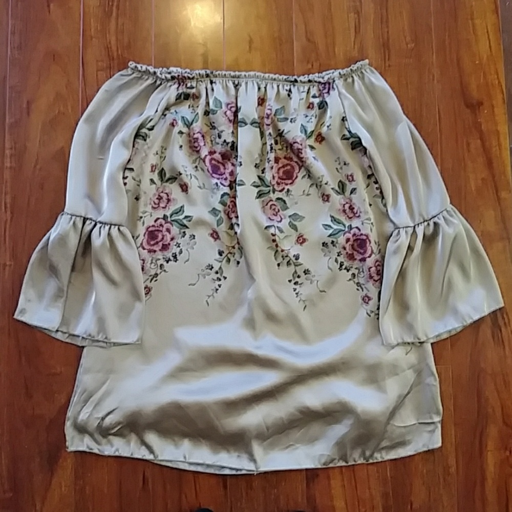 Off-the-shoulder golden girl dress