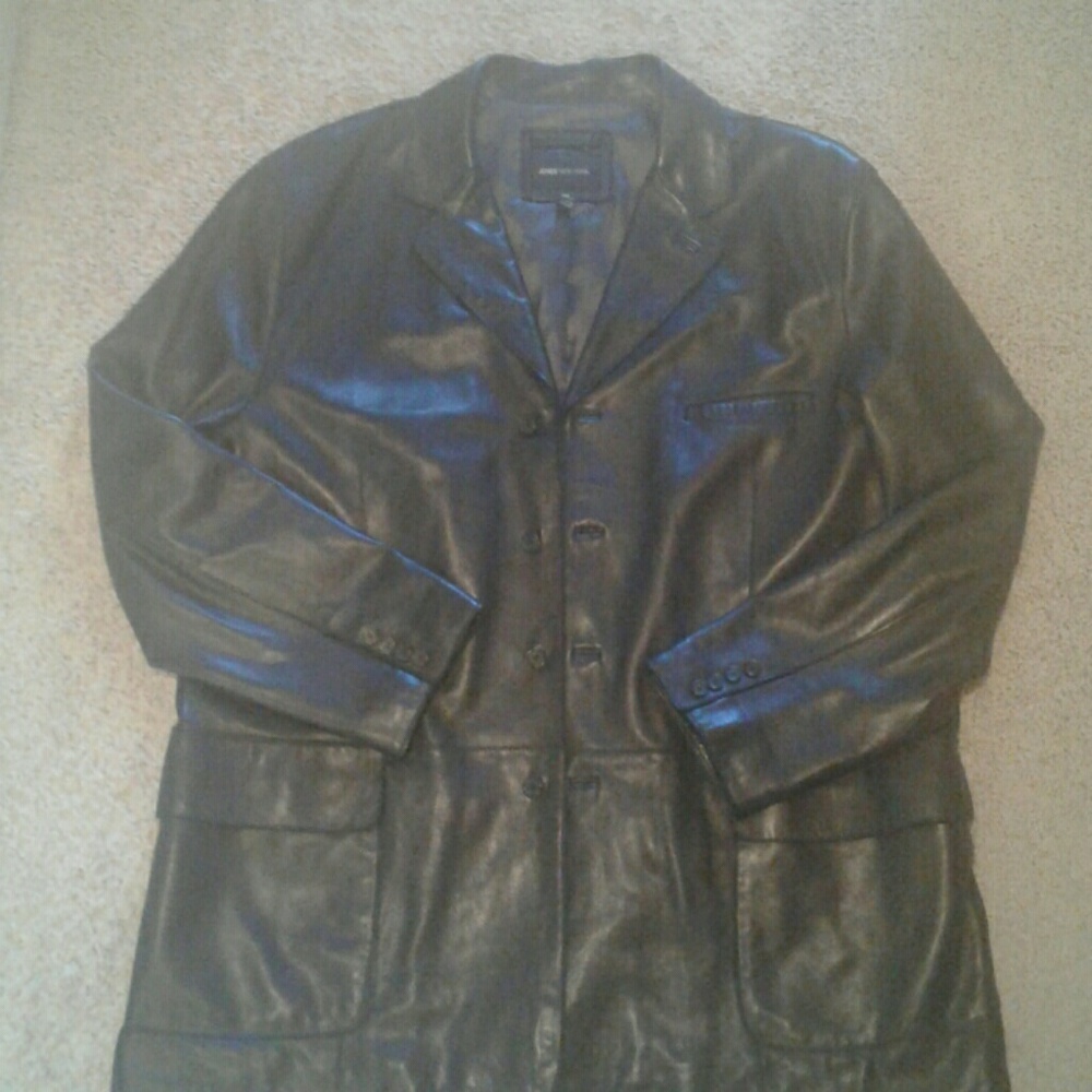 Four buttoned black leather sports jacket.