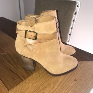 Real suede barely worn Gianni Bini, heeled booties